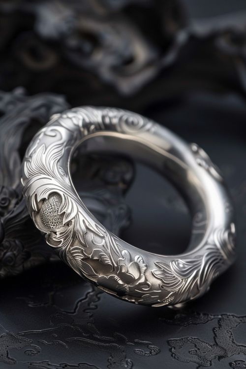 银饰品专卖店时尚纯银手镯 摄影图 下载至来源处