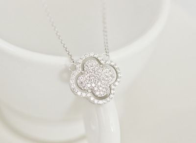 银光璀璨，四叶传情——深圳市约瑟兄弟珠宝S925纯银微镶锆石项链批发指南