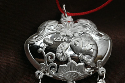 990纯银儿童长命锁 福建省龙凤祥珠宝的高品质银饰品批发指南