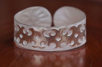 鹤庆新华村 传承千年的纯手工足银手镯，匠心打造的银饰批发新选择